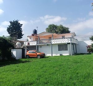 Hermosa y amplia casa con bodega y jardín