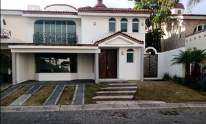 Casa Remodelada con excelente ubicación en Zona Residencial a 5 min de Plaza Galerías