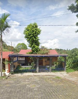 Excelente casa Fracc.Animas,Xalapa, en privada  con desnivel y un jardín de 300mt.