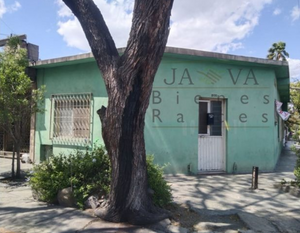 Casa en Esquina con Terreno Amplio en Zona Estratégica