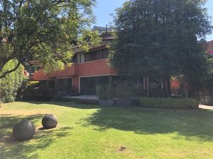 Se Vende casa de 600m en Bosques de las Lomas 4 habitaciones jardín