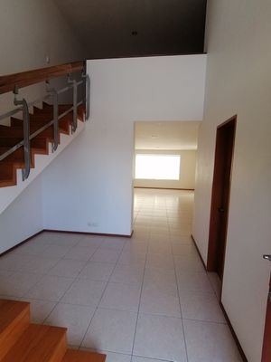 Casa en Renta Coto 1 Solares Residencial con Espacios Amplios y Cómodos.
