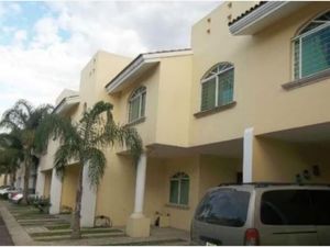 Casa en Venta en Jardines Del Valle Zapopan