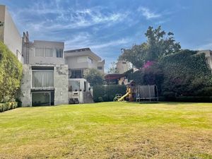 CASA EN VENTA CON GRAN JARDIN - CALLE CERRADA, LOMAS DE CHAPULTEPEC