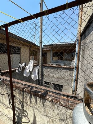 De vende edificio en el centro  uso mixto para remodelar