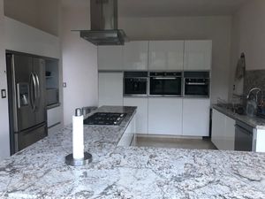 VENTA HERMOSA RESIDENCIA EN CERRADA DEL CARMEN