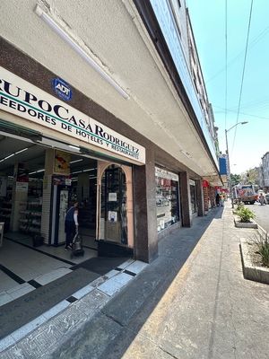 De vende edificio en el centro  uso mixto para remodelar