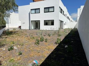 Venta amplio departamento en planta baja con jardin,   El Condado, Querétaro.