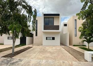 Casa de dos plantas en Leandro Valle. Mérida, Yucatán.