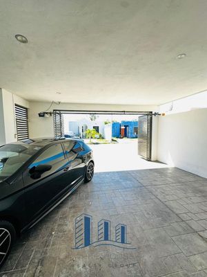 Moderna casa remodelada de una planta con garage techado