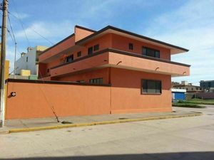 Hermosa y muy amplia casa en venta, con vista al mar a una cuadra del malecón