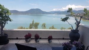 CASA CON VISTA AL LAGO EN VALLE DE BRAVO