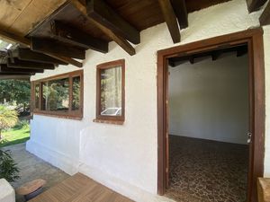 CASA EN ACATITLÁN RODEADA DE BOSQUE.