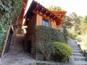 CASA VALLESANA CON JARDÍN GRANDE EN EL CLUB DE GOLF AVÁNDARO