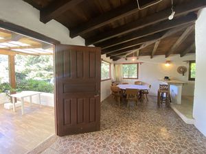 CASA EN ACATITLÁN RODEADA DE BOSQUE.