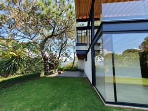 CASA EN CONDOMINIO CERCA DEL CENTRO DE VALLE DE BRAVO, VISTA AMPLIA.