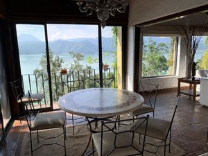 CASA EN LA PEÑA  CON VISTA ESPECTACULAR AL LAGO.