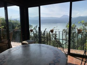 CASA EN LA PEÑA  CON VISTA ESPECTACULAR AL LAGO.