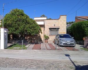 Renta Casa de un piso con cuarto de servicio, terraza y jardn en Jurica Querétar
