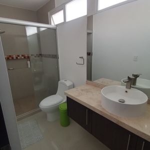 CASA EN VENTA CON RECAMARA EN PLANTA BAJA  EN JURIQUILLA LA CONDESA