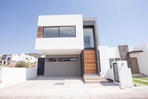 Casa en Venta Nueva Zibata, Queretaro. Con estudio en PB y Roof Garden