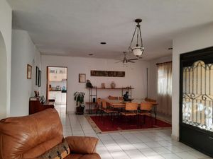 Renta Casa de un piso con cuarto de servicio, terraza y jardn en Jurica Querétar