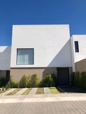 Casa en Venta en Condominio en Cumbres del Lago; Amenidades y cto de servicio