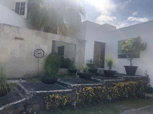 CASA EN VENTA EN JURIQUILLA DE UN PISO CON GRAN JARDIN