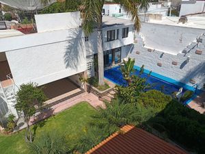 Preciosa casa en venta con alberca propia, palapa, 2 departamentos, jardines cer