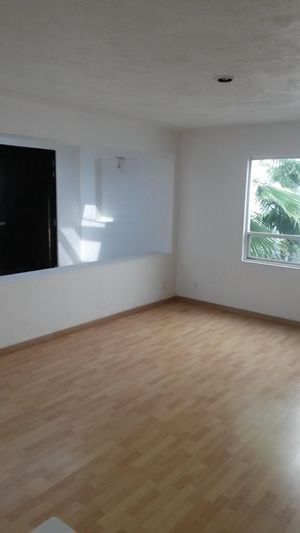 CASA EN VENTA EN JURIQUILLA DE UN PISO CON GRAN JARDIN