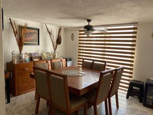 Venta de casa con locales a unos metros de Av Constituyentes, Querétaro