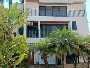 Preciosa casa en venta con alberca propia, palapa, 2 departamentos, jardines cer