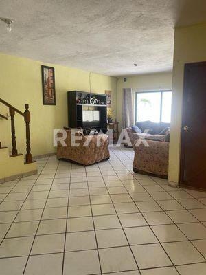 VENTA CASA CON LOCAL LOS OLVERA