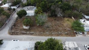 TERRENO EN ESQUINA CON PEQUEÑA CONSTRUCCIÓN EN RENTA