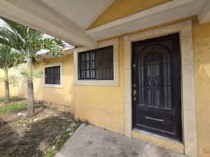 CASA SEMIAMUEBLADA EN ESQUINA DE UNA PLANTA EN RENTA EN EL CENTRO