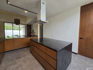 CASA A DOBLE ALTURA LISTA PARA ENTREGA EN PRIVADA DE CONKAL