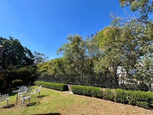 BOSQUES DE LAS LOMAS, Casa en venta rodeada de jardín con vista al bosque