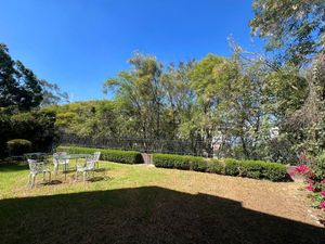 BOSQUES DE LAS LOMAS, Casa en venta rodeada de jardín con vista al bosque