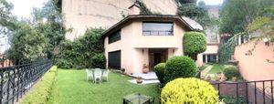 BOSQUES DE LAS LOMAS, Casa en venta rodeada de jardín con vista al bosque