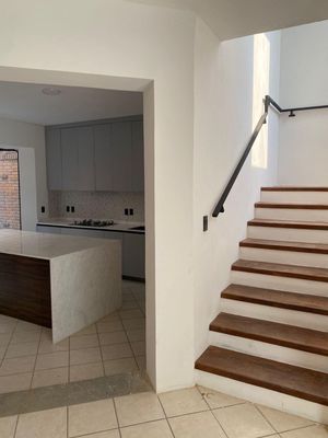 SE VENDE HERMOSA CASA RESIDENCIAL RECIÉN REMODELADA EN LOMAS DE CORTES