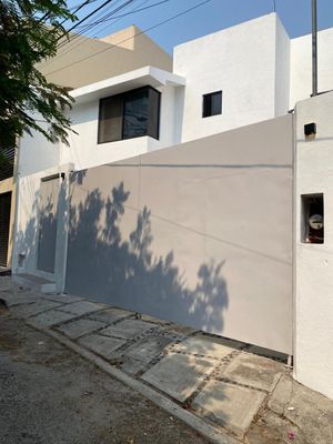 SE VENDE HERMOSA CASA RESIDENCIAL RECIÉN REMODELADA EN LOMAS DE CORTES