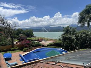 CASA EN VENTA CON VISTA AL LAGO Y EN CONDOMINIO