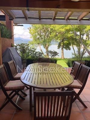 Casa en Venta en condominio con vista y acceso al lago