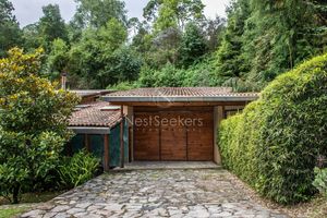 CASA EN VENTA CON ENTORNO DE BOSQUE