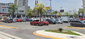 Local comercial u oficia en RENTA en plaza comercial Zona Sur Contry Monterrey