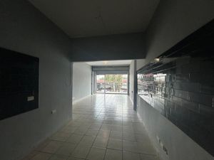 Local en renta sobre Ave. Garza Sada dentro de plaza comercial  pasos del Tec