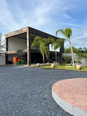 Quinta campestre en venta con alberca zona Los Lirios Montemorelos