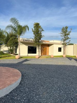 Quinta campestre en venta con alberca zona Los Lirios Montemorelos