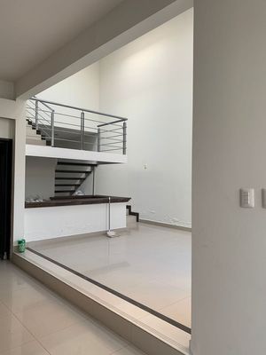 Se Renta Casa en Milenio III,  Jardín, Cto Serv, 3 Recamaras, de LUJO !!