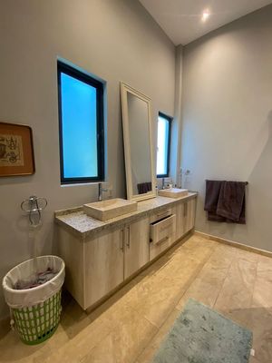 En Venta Residencia en El Centro Histórico de Querétaro, 6 Habitaciones, Jardín.